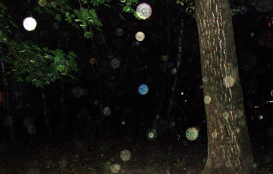 скрытая камера ночного наблюдения снимает в снег и дождь